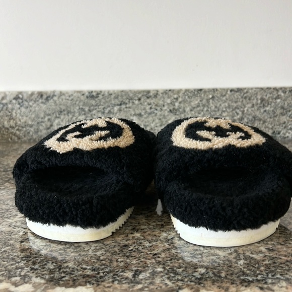 Gucci Interlocking GG Shearling Slides - Picture 7 of 16